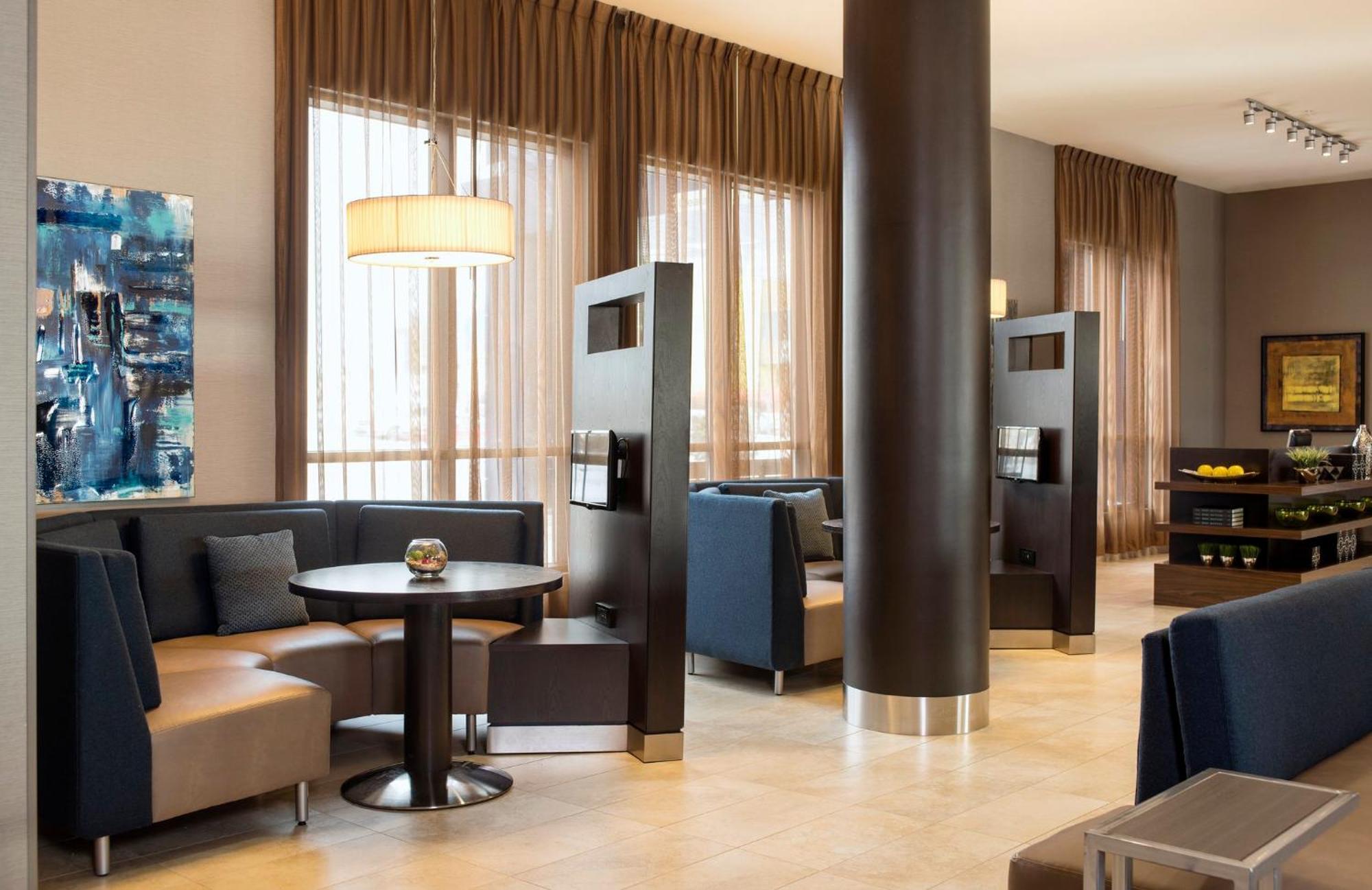 คอร์ตยาร์ด บาย แมริออท แคลกรี เซาท์ Hotel คาลการี ภายนอก รูปภาพ